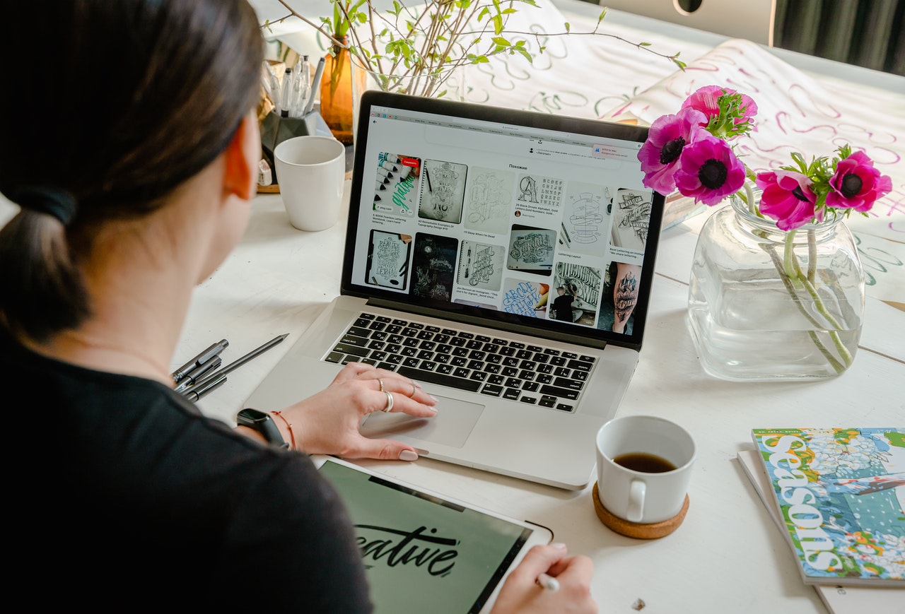 Personne consultant un site web