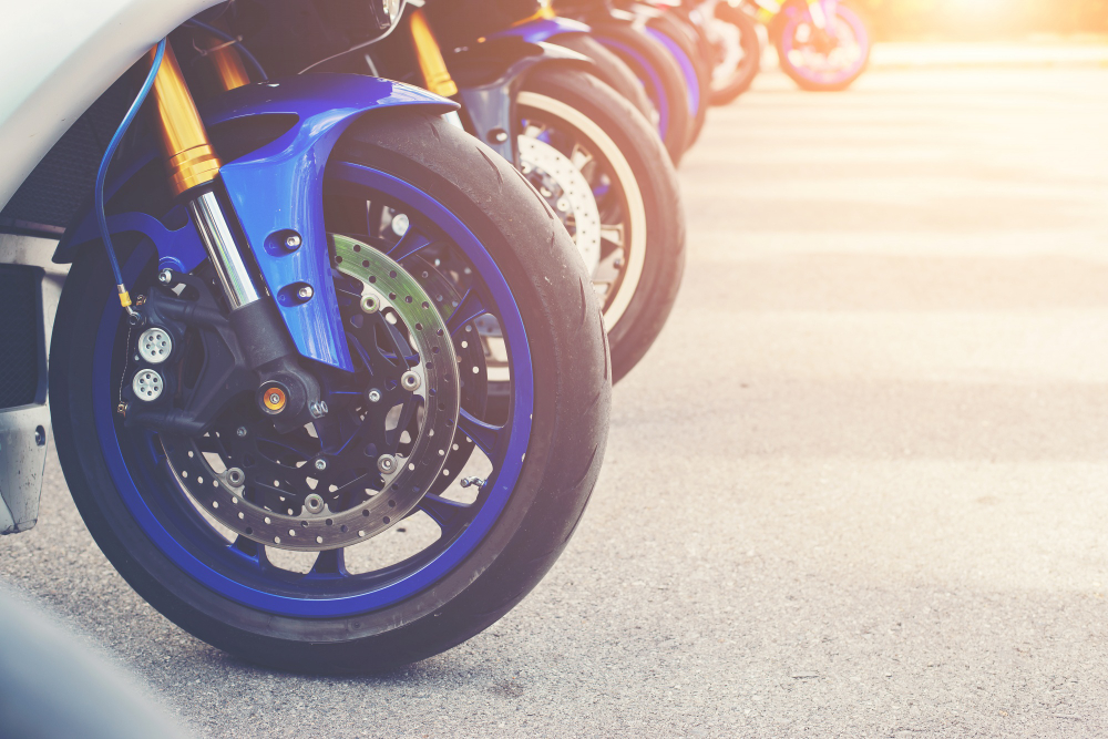 des roues de moto alignés