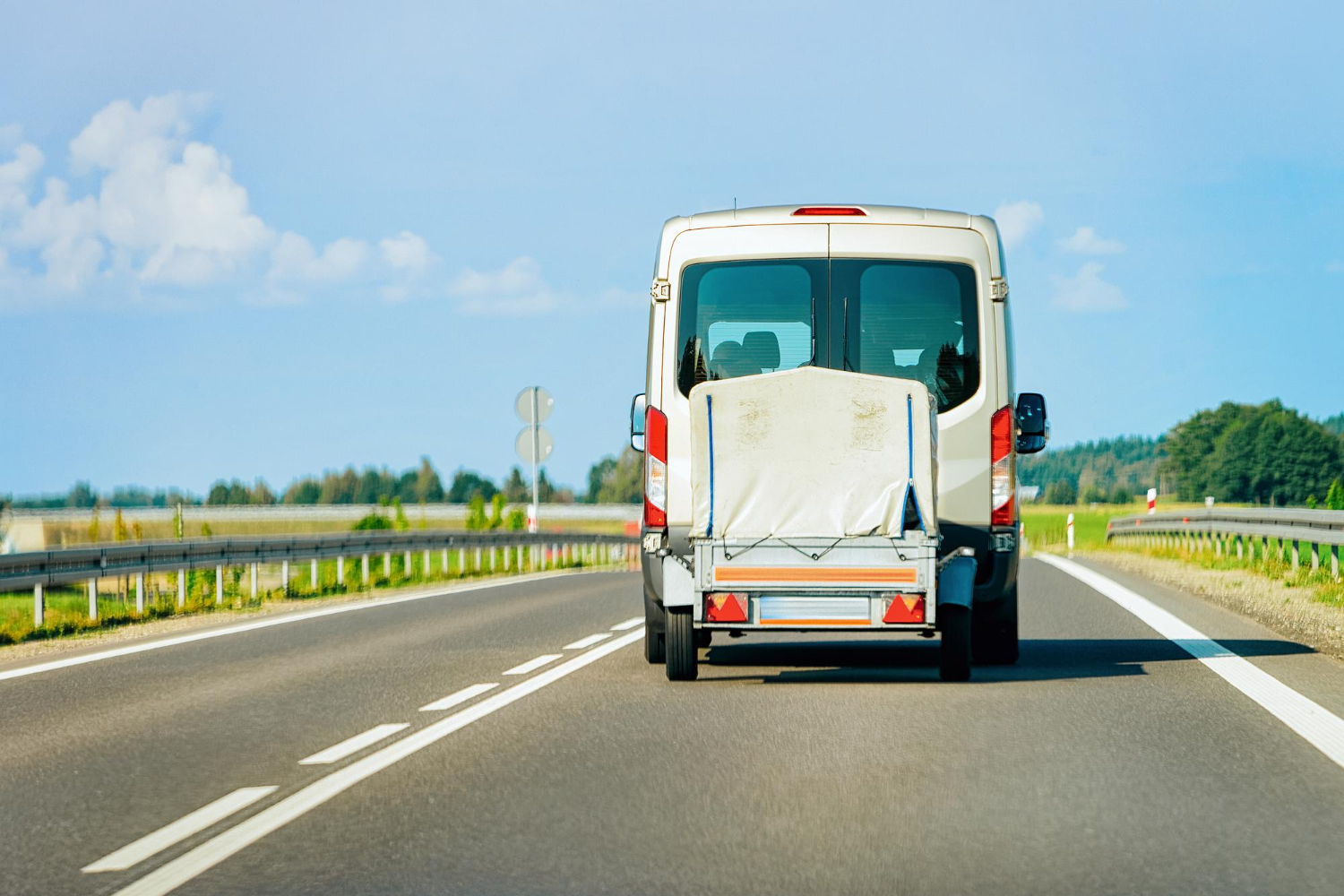 voiture avec une remorque