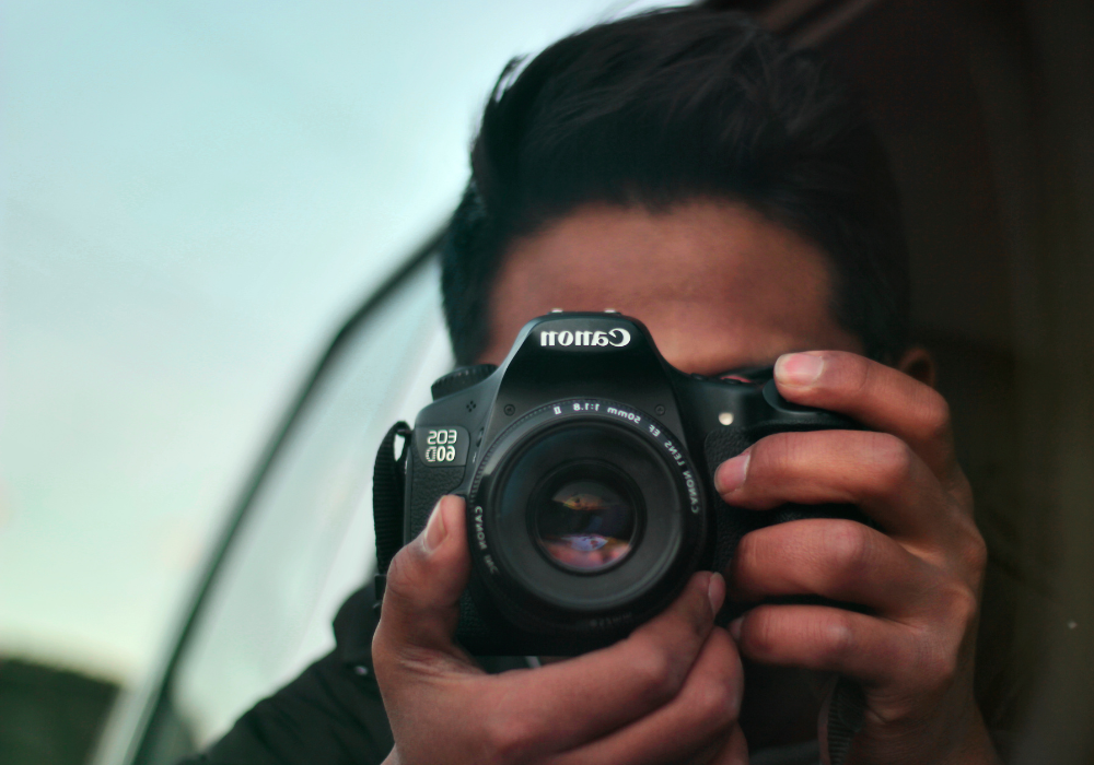 homme en train de prendre des photo discretement