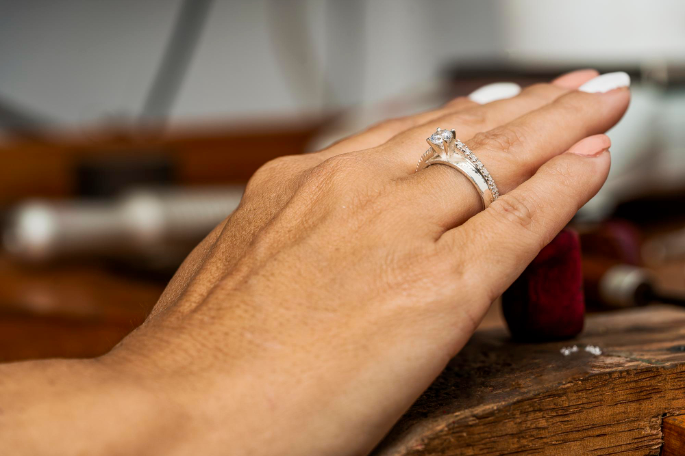 main avec une bague