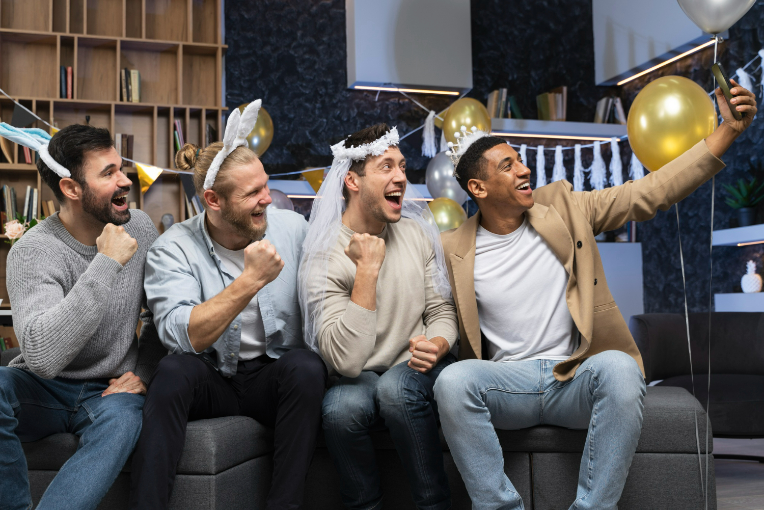 des jeunes hommes fêtant un enterrement de vie de garçon