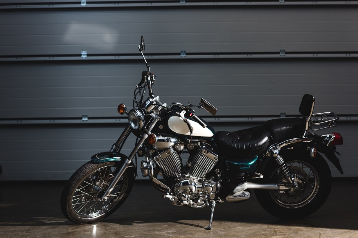 une belle moto noire et blanche