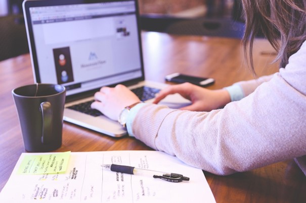une jeune fille suivant un enseignement en ligne