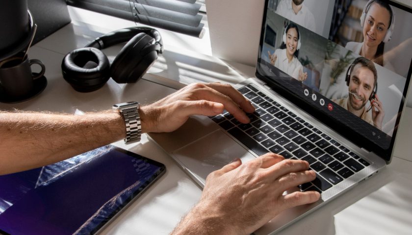 un homme suivant une formation en ligne à distance sur son ordinateur