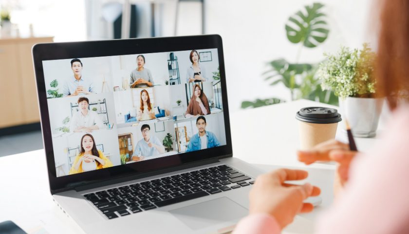 une femme suivant une formation en ligne sur son ordinateur