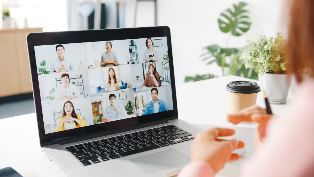 une femme suivant une formation en ligne sur son ordinateur