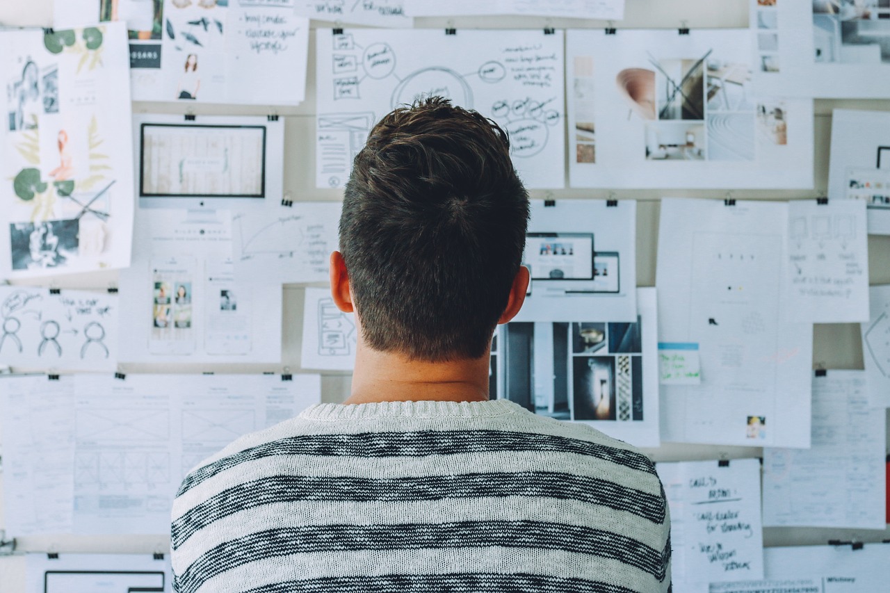 un hypersensible regardant des contenus