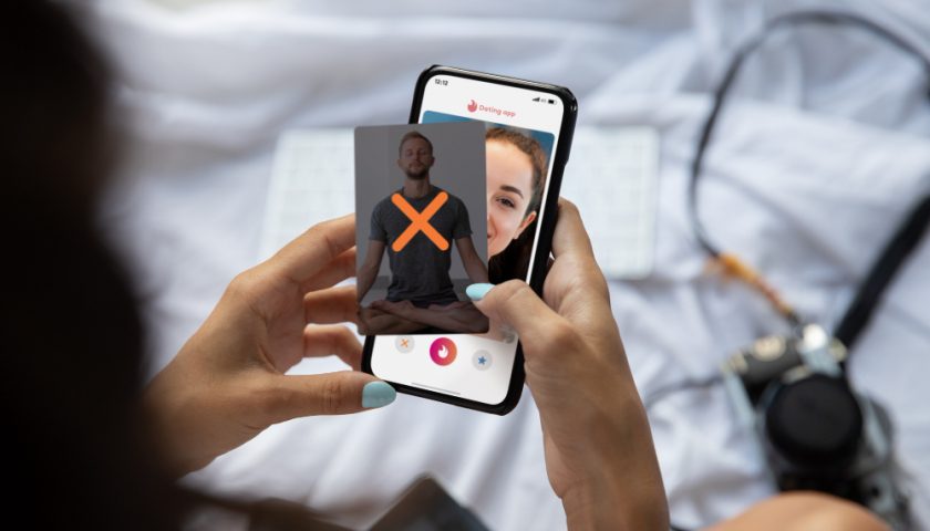 une femme sur une téléphone sur un site de rencontre