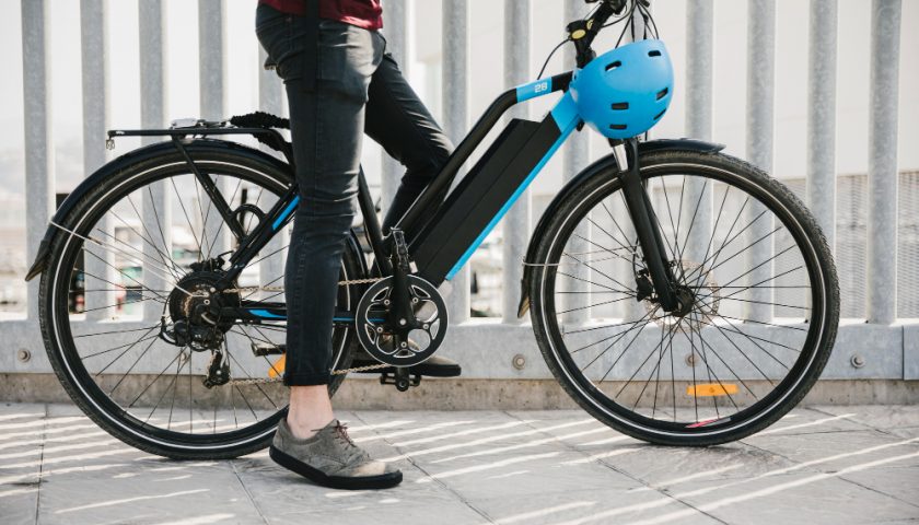 un homme sur son vélo électrique