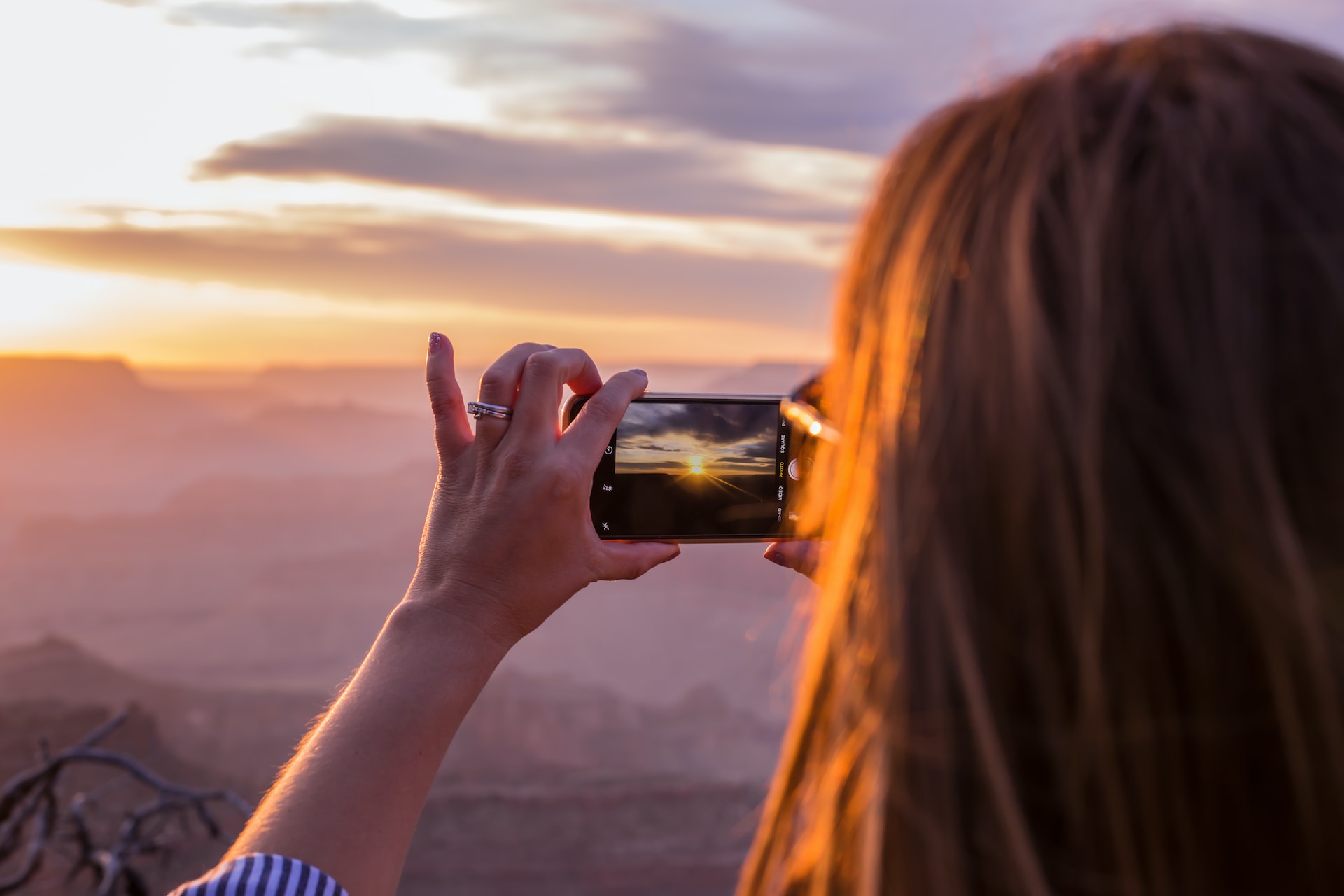 une femme prenant une photo du paysage