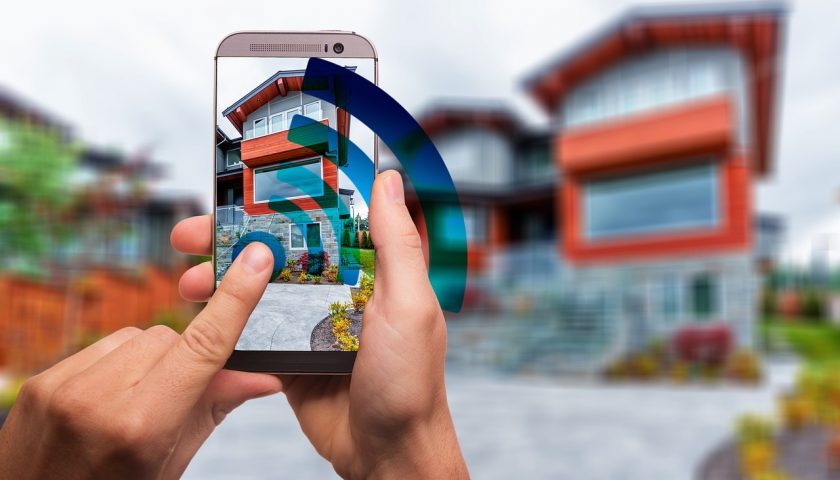 une personne gérant la domotique de sa maison avec son téléphone
