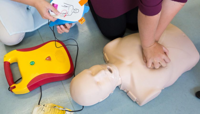 une personne faisant un massage sur un mannequin