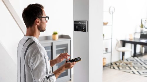 un homme gérant la domotique de sa maison