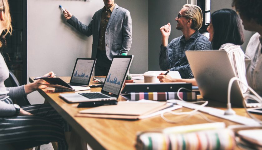 des personnes en réunion d'entreprise
