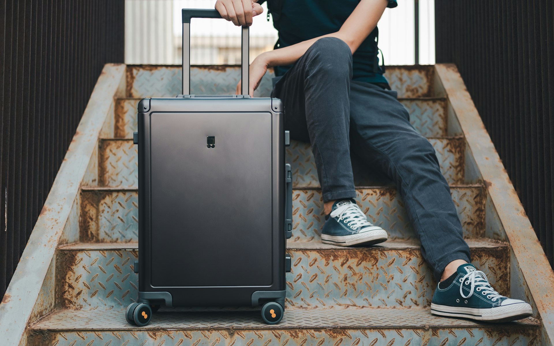 un homme assis avec une valise
