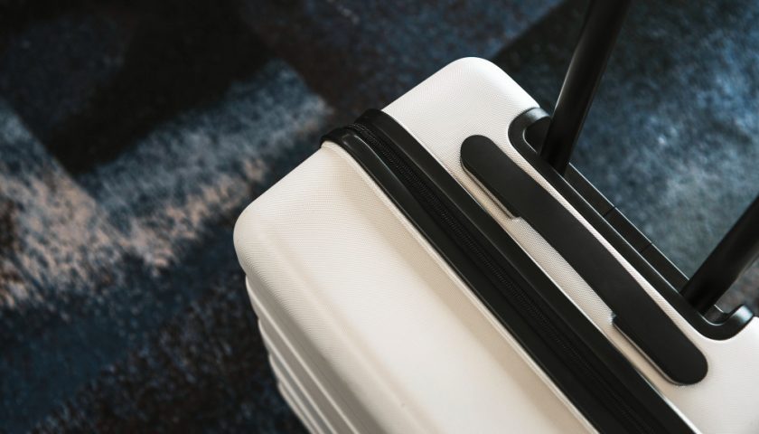 une valise à roulette blanche