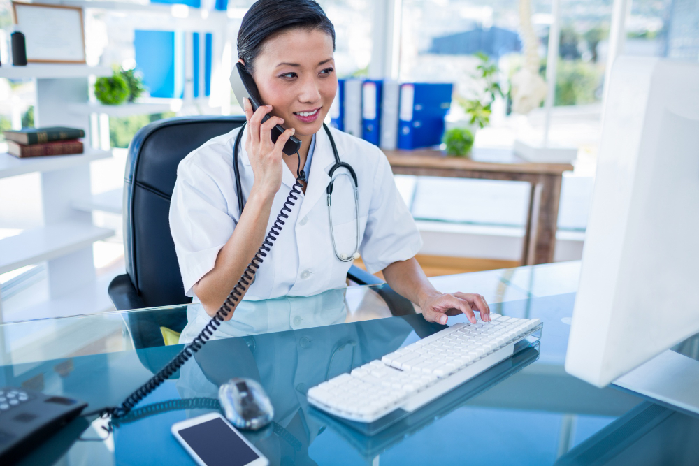 une secrétaire médicale au téléphone