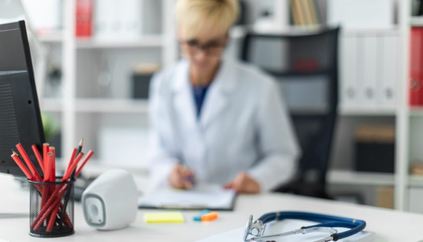une secrétaire médicale travaillant à son bureau