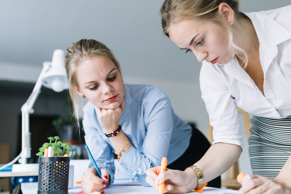 deux femmes travaillant debout