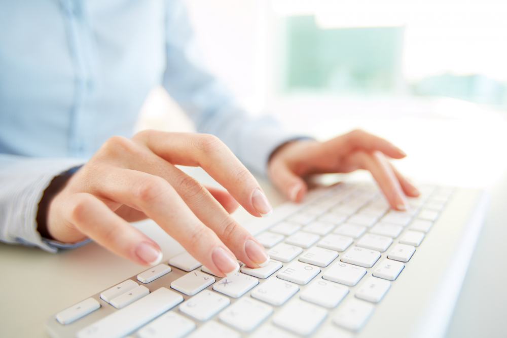 une personne écrivant au clavier
