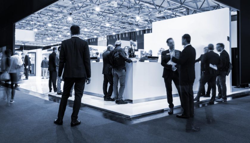 salon d'exposition en noir et blanc