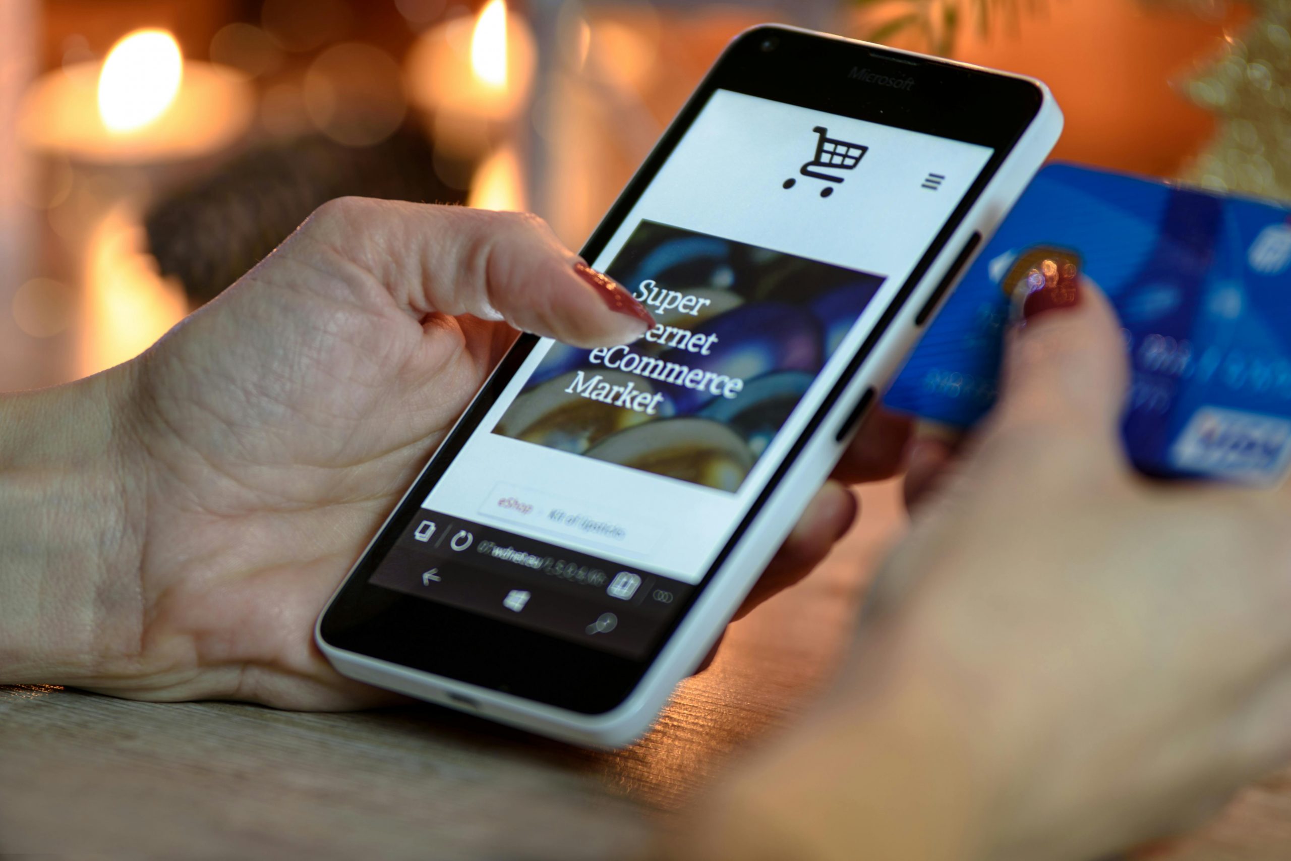 une femme regardant son smartphone