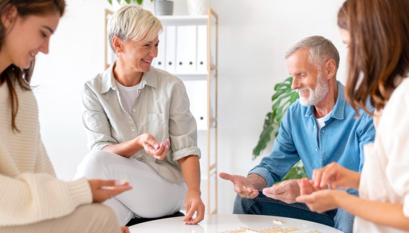 un groupe de senior qui discutent