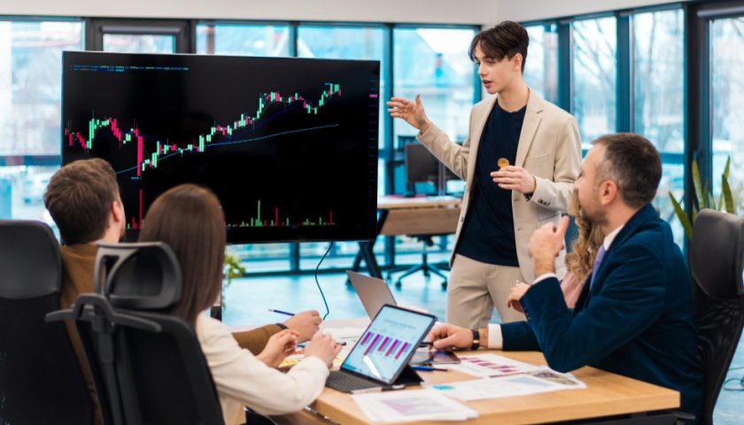 un homme fait une présentation dans une start up