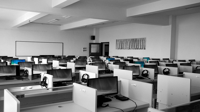des ordinateurs de bureau dans une pièce d'entreprise