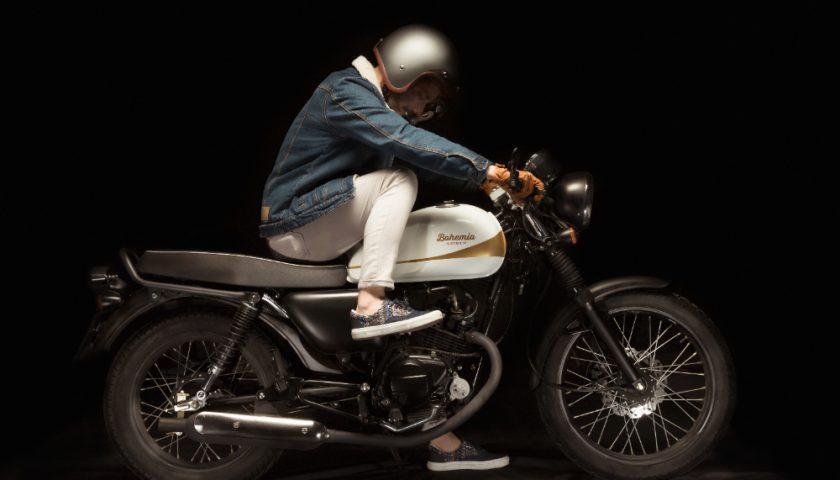 un homme sur une moto noire
