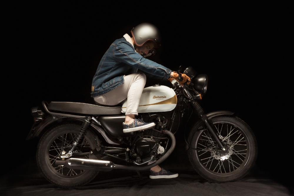 un homme sur une moto noire