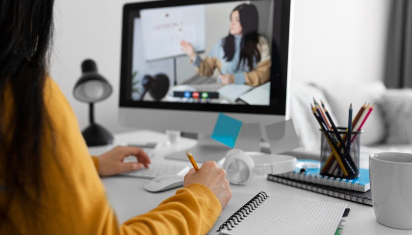Session de formation : Une femme qui se forme à la comptabilité en ligne auprès d'une autre femme