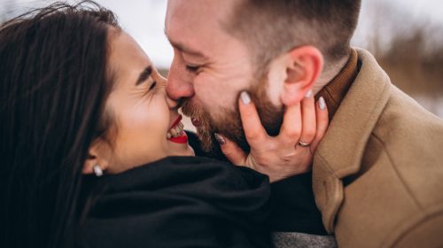 un couple s'embrassant