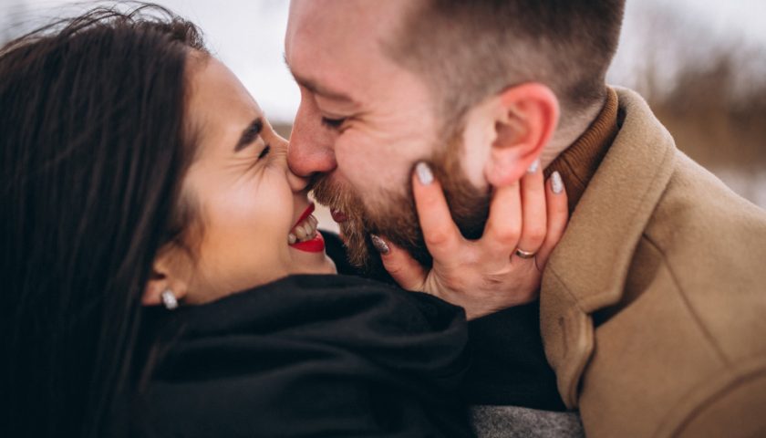 un couple s'embrassant