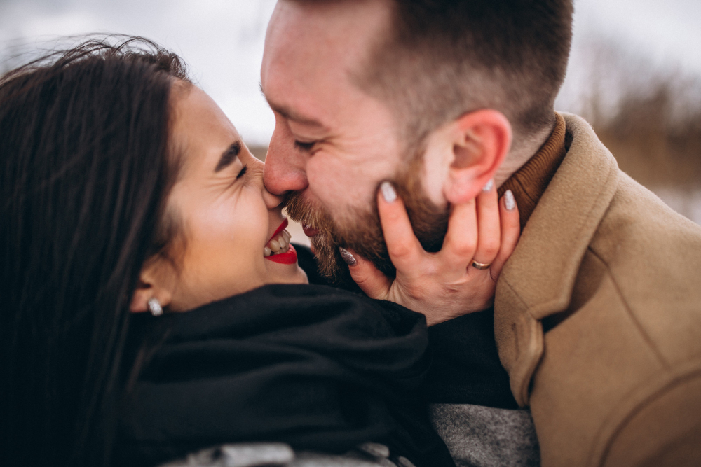 un couple s'embrassant