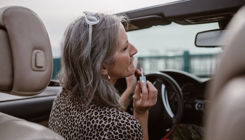 Une femme dans une voiture
