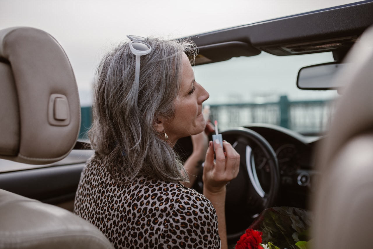 Une femme dans une voiture