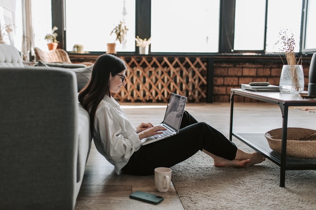 Une femme utilisant un logiciel