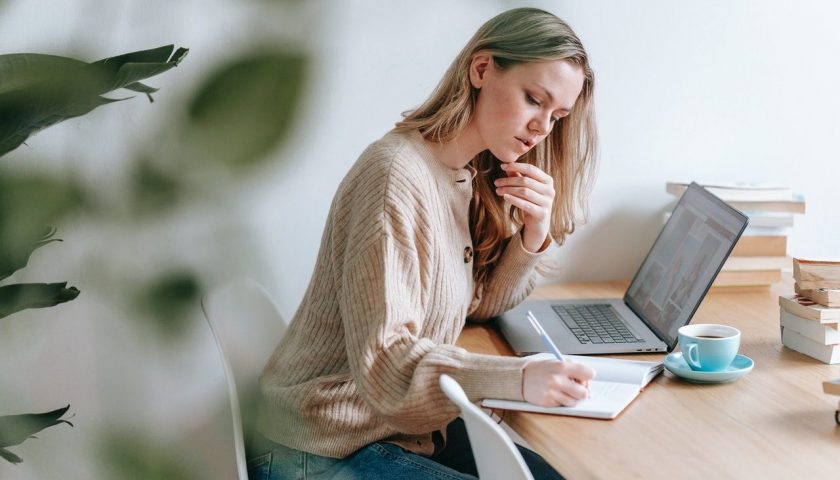 femme assise dans un bureau