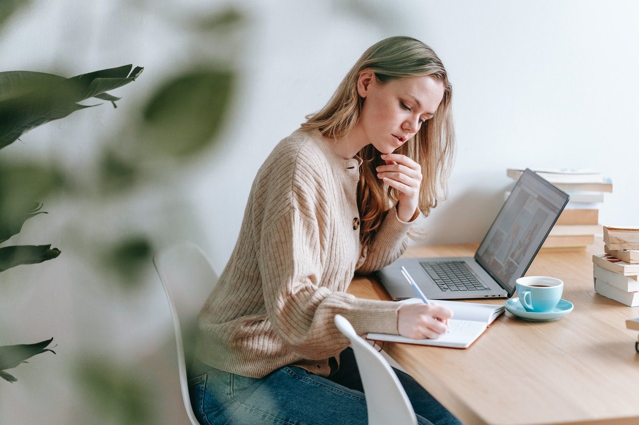 femme assise dans un bureau