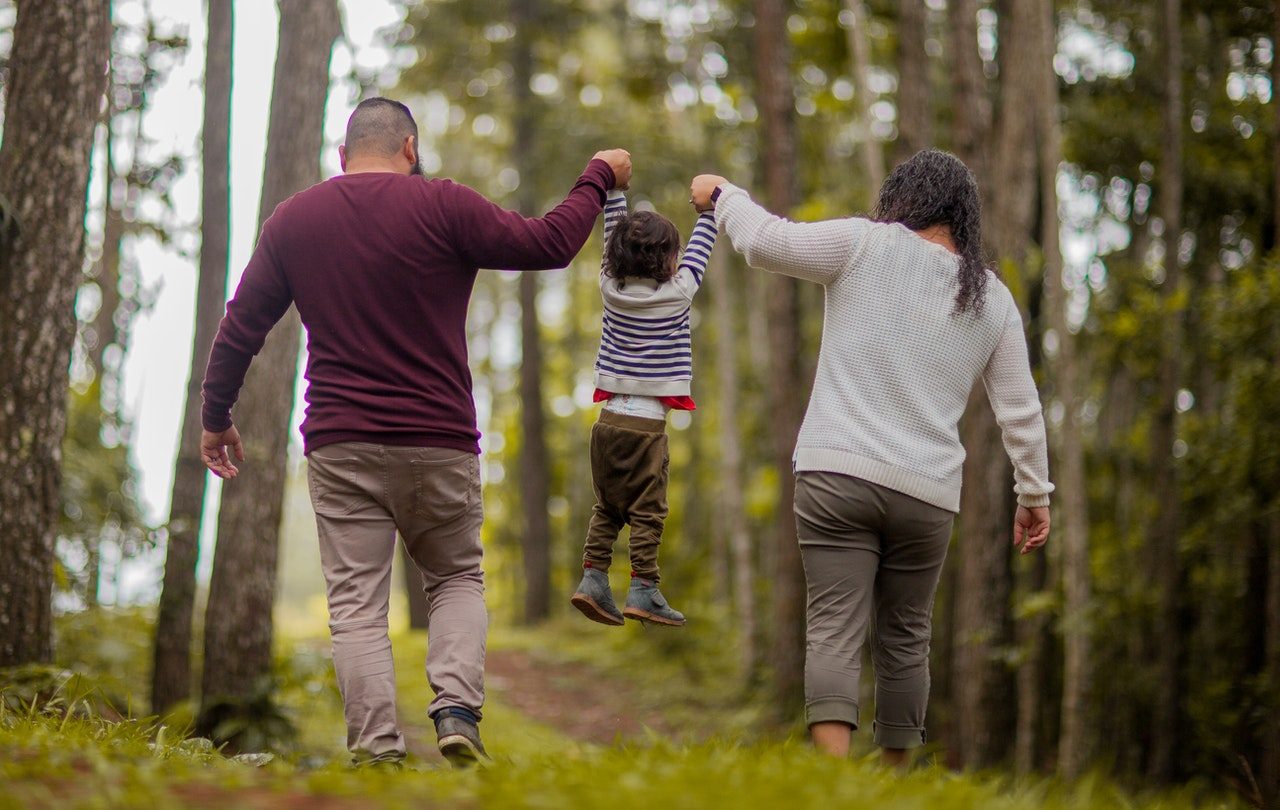 Famille se tenant la main