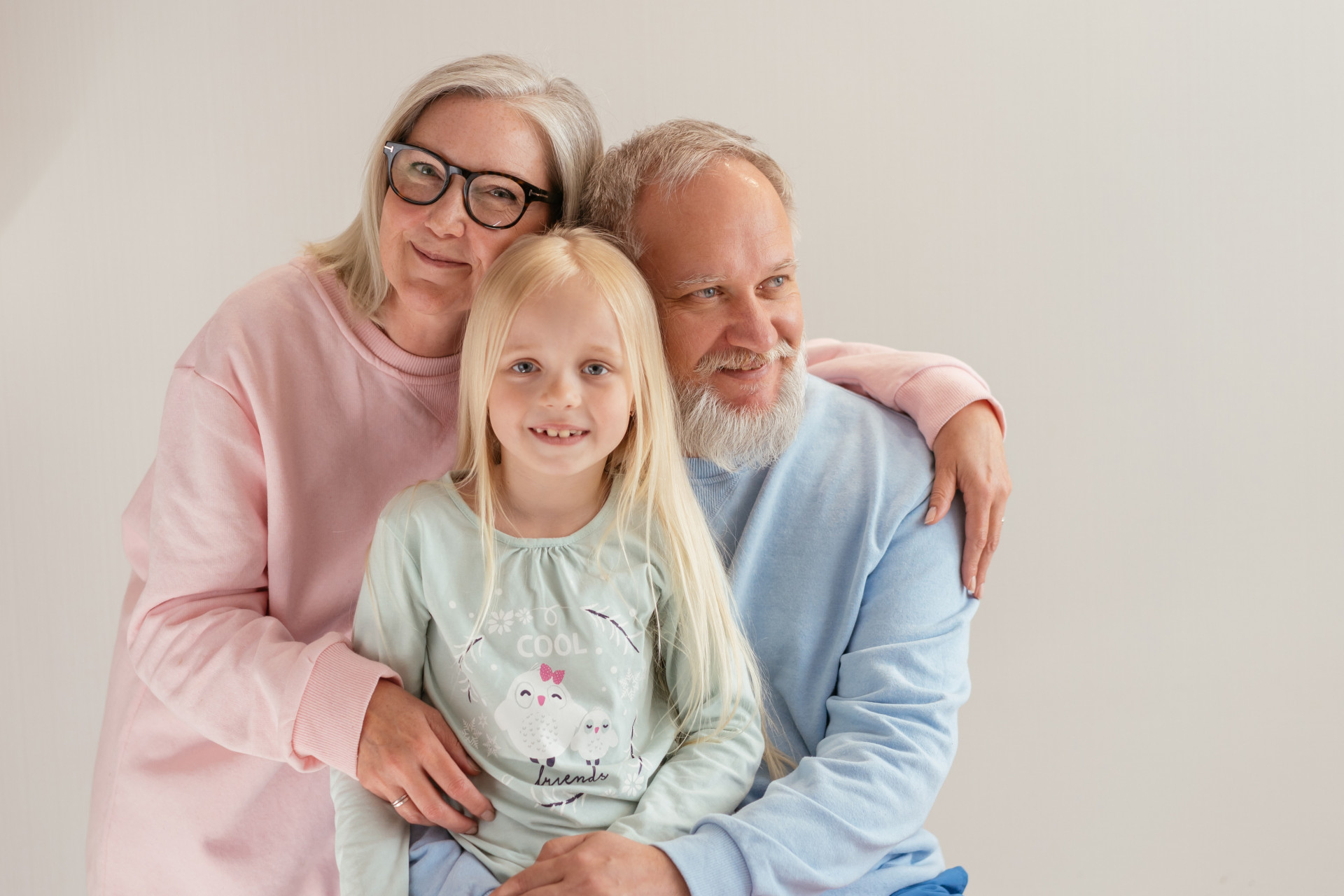 grand parents et leur petite fille