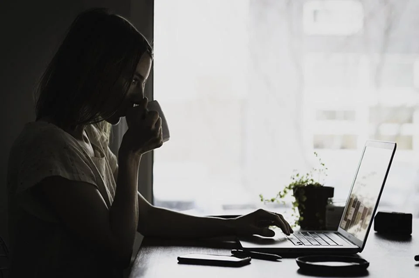 Femme sur ordinateur