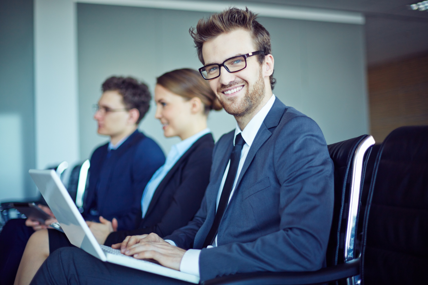 étudiant en costume de travail