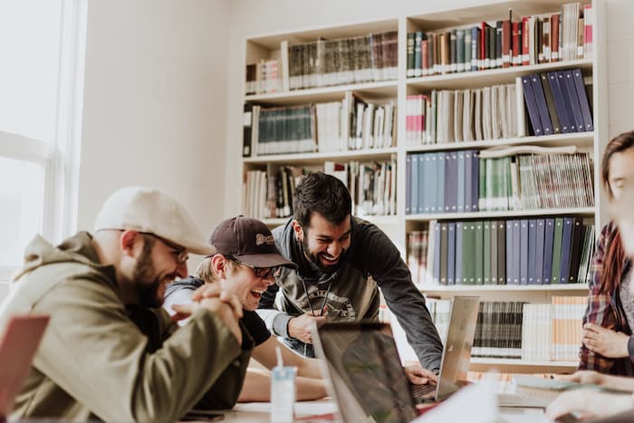 jeunes autour d'un ordinateur