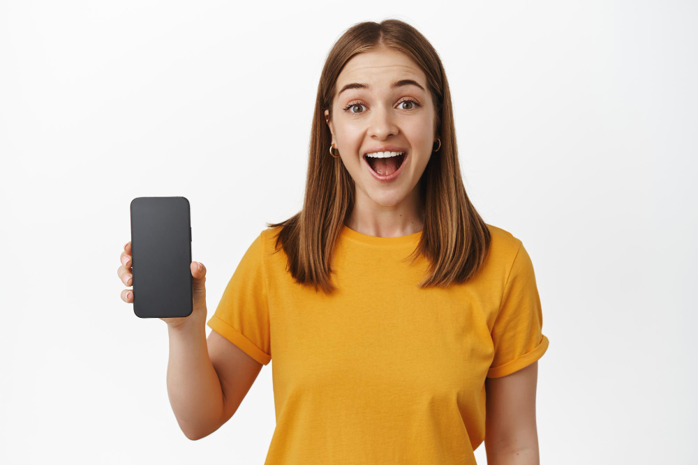 femme avec son téléphone portable