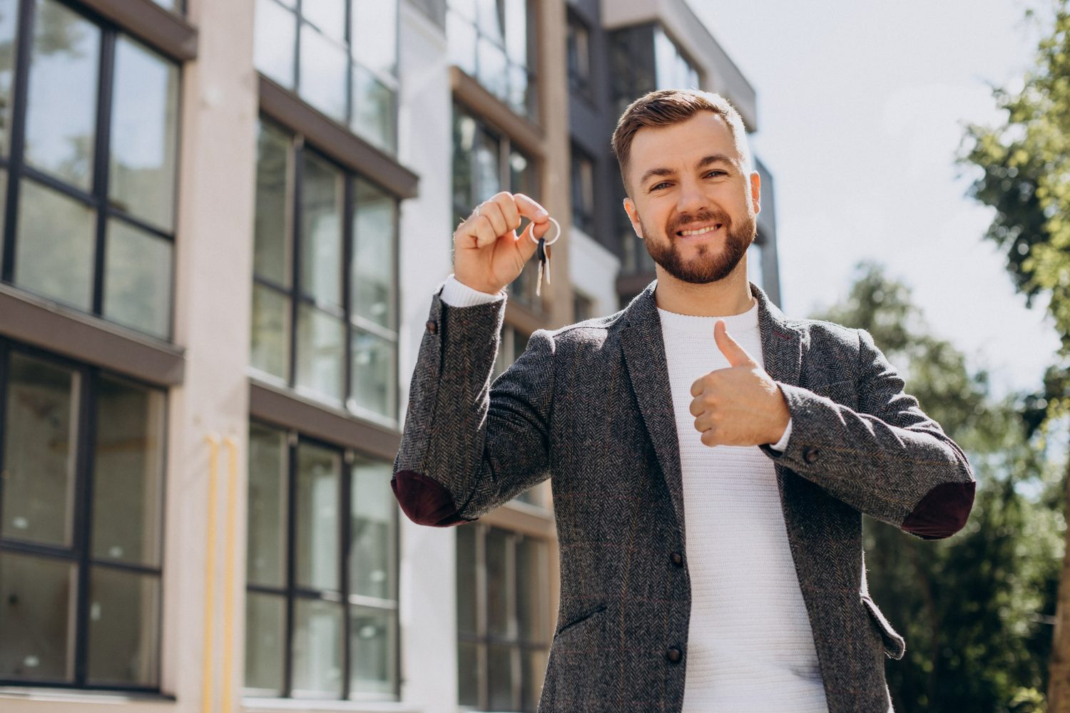 Homme tenant les clés de son nouvel appartement