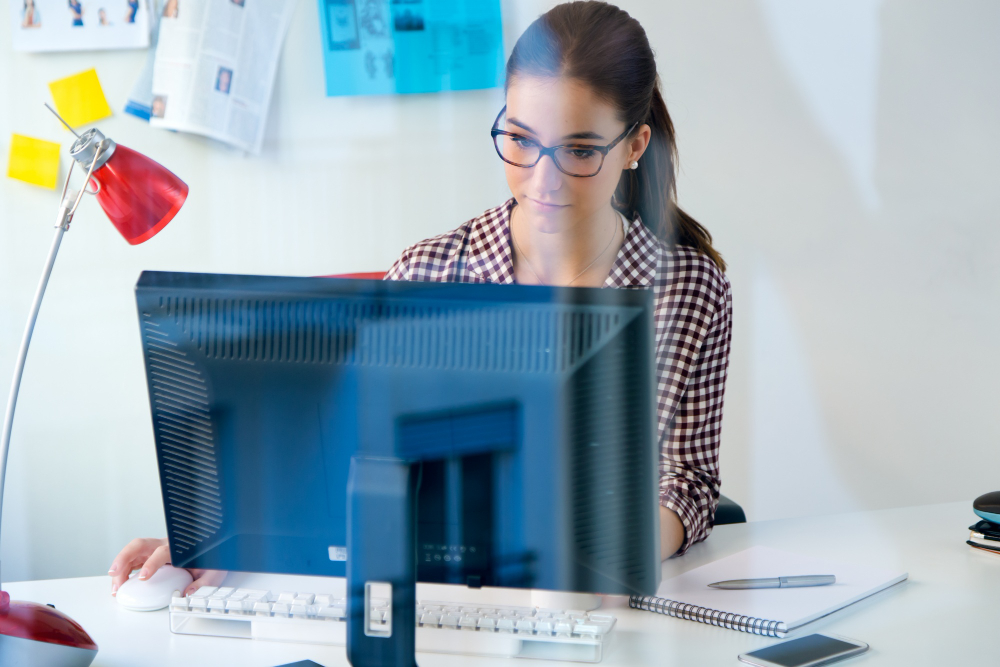 femme qui travail sur son pc