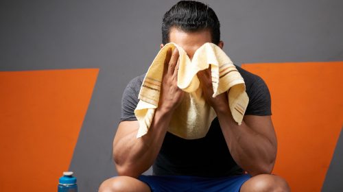 homme qui essuie sa transpiration